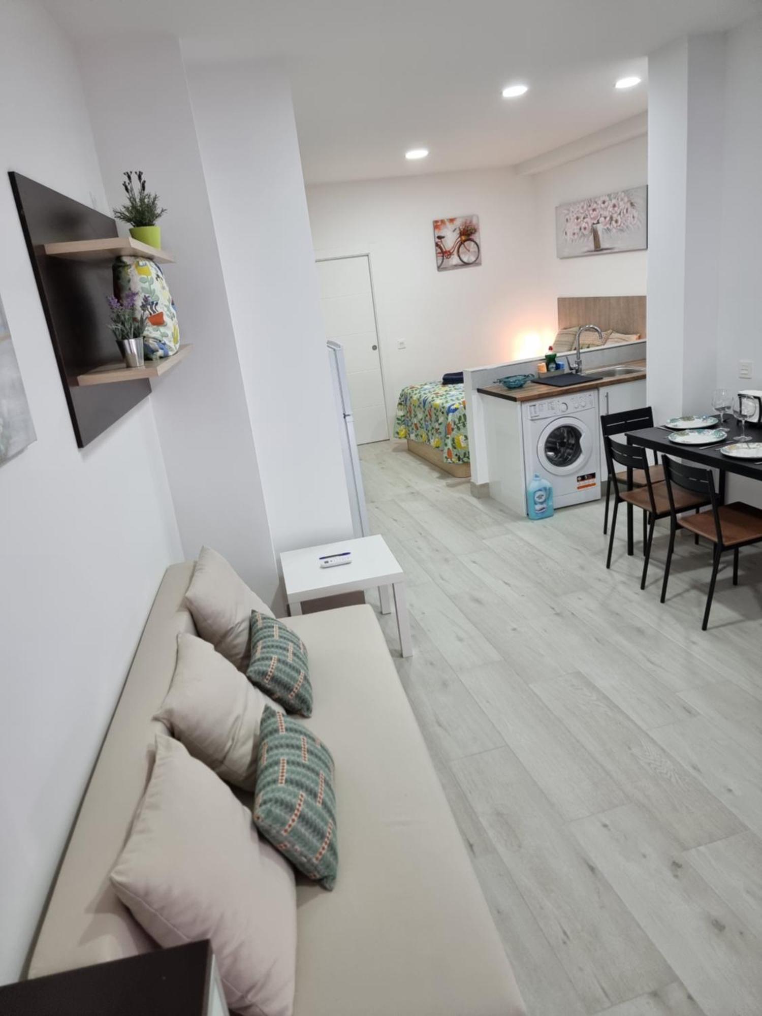 Apartamentos Zanca City Center Free Luggage Storage Малага Екстериор снимка